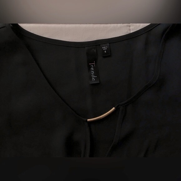 NWOT Trende Black Open Sleeve with Gold Chest Detail Classy Blouse - S - Picture 4 of 8